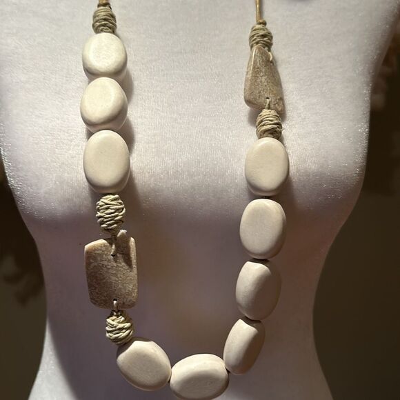 Chunky bone color necklace - Picture 2 of 5